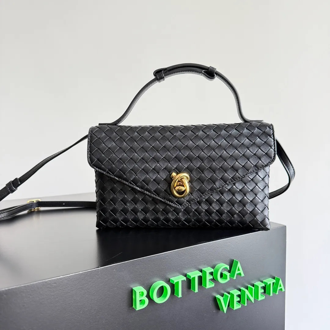 Batch 1660 BOTTEGA VENETA 2025 new product KNOT LOCK crossbody bag subverts the rigid lines of traditional tote bags, using drapey leather to create a three-dimensional silhouette that breathes. It has compartments and multiple card slots inside, making it a versatile commuter bag that can be used in various occasions. The details are full of exquisiteness, the casual retro color tone, and the upper body are full of elegance. Whether you are commuting or going out on the street, you can easily hold it. The two carrying methods of hand-carrying and long shoulder strap are very practical! At the same time, the shoulder strap is detachable, suitable for various dressing styles~ Whether it is a dinner party or daily commuting, it can be easily controlled and becomes your versatile tool❤️ Style number: 817191 Size: 25*16*5.5cm